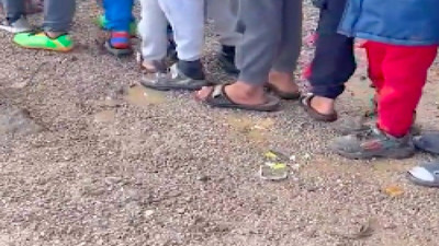 Hatay'da kış günü ayağında çorabı, ayakkabısı olmayan depremzede çocuklar...