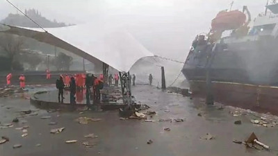 Dalgaların ikiye böldüğü 'Pallada' gemisi personelinin yardım çağrısı kamerada