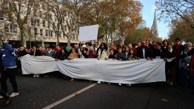 Paris’te “Gazze’de ateşkes” için sessiz yürüyüş