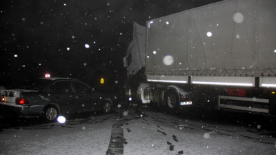 Kar ve tipi bastırdı. Araçlar yolda kaldı