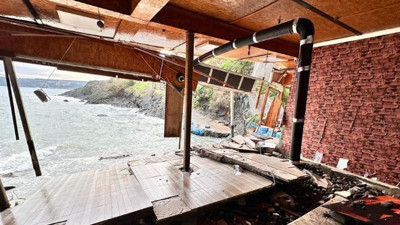 Sarıyer'de dev dalgalar restoranı yerle bir etti