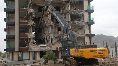 Ağır hasar alan 4 bina kontrollü yıkıldı