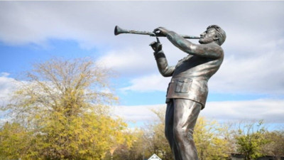 Ünlü müzisyenin yaşarken heykelini diktiler