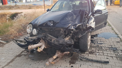 Çorum’da iki otomobil çarpıştı: 3 yaralı