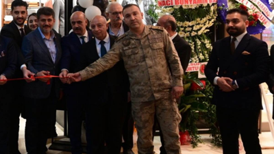 Milletvekili ve Belediye Başkanı kestiği kurdeleyi Tuğgenerale tutturdular. Hey gidi askeriye hey