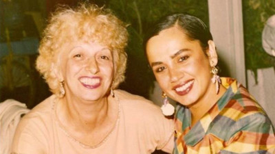 Kızın adı Ünzile'dir. Ünzile yıllar sonra konuşur. Müjde Ar'ın annesi Aysel Gürel turnede bir baba kız görür