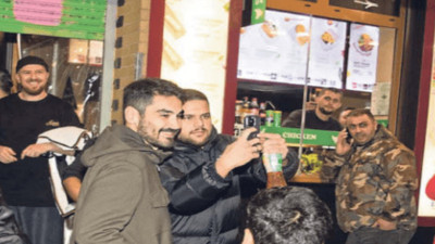 3 gol yetmedi bir de üstüne Türk döneri yediler. Alman Milli takımı alay konusu oldu