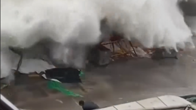 Balıkçı karaya vuran dev dalgalara kapıldı