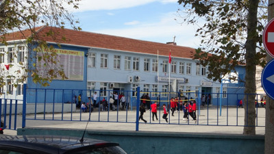 Okul önünde bacağından vuruldu