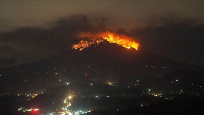Yanardağ patladı küller gökyüzünü kapladı
