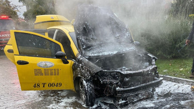 Seyir halinde alev alan taksi kullanılamaz hale geldi