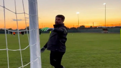 Hatayspor'un hocası Volkan Demirel kaleye geçti, oyuncular şut çekti