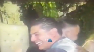 Kazara öpüşen damat ve sağdıç...