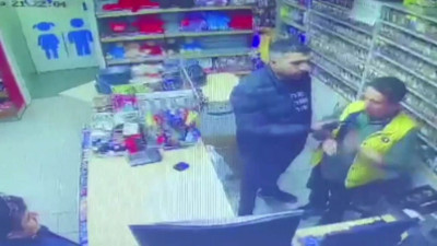 Benzinlikteki hırsızlık anbean kamerada. Silahı çekti yürüyerek geldi kasadan 22 bin lirayı alıp çıktı