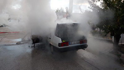 Seyir halindeki araç alevlere teslim oldu (23 Kasım 2023)