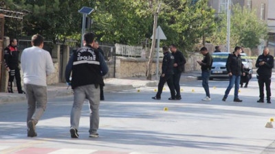 Dükkana ateş ettiler kuryeyi vurdular