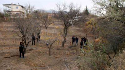 Köpek gezdiren vatandaşlar fark etti. Ağaca asılı halde bulundu