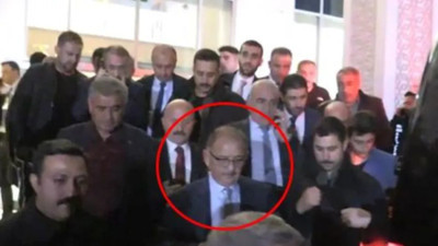 Bakan Özhaseki depreme toplantıda yakalandı. Apar topar dışarı çıktılar