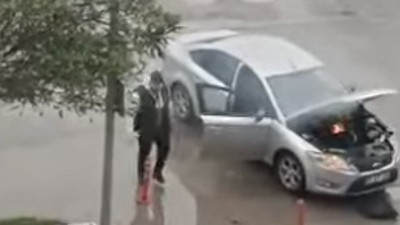 Aracın motor kısmından yangın çıktı. Ekipler harekete geçti