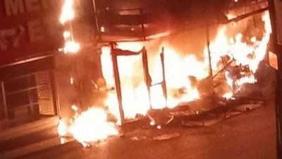 İşyerinin camlarını kırıp yaktılar