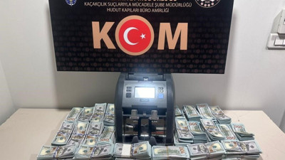 Havalimanında balya balya sahte dolarla yakalandılar. Vücutlarına sararak çıkarmaya çalıştılar