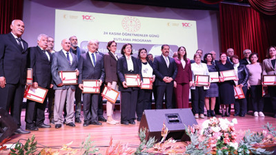 Deprem bölgesinde öğretmenler günü kutlaması