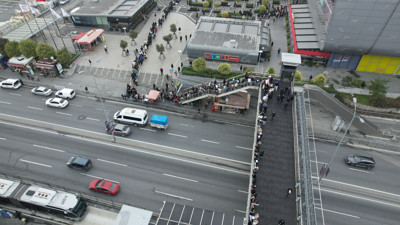AVM önündeki kuyruğun ucu bucağı yok.Haberi alan koştu “her türlü savaşa hazırım” dedi