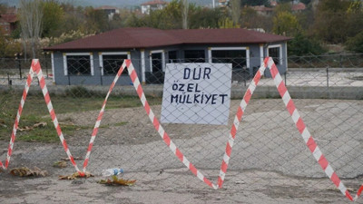 Çorum'da bir vatandaş, arazisinden geçen yolu ulaşıma kapattı