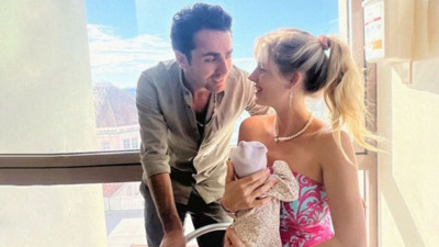 Wilma Elles bebeğinin yüzünü gösterdi. 40 gün önce 3'ncü kez anne olmuştu