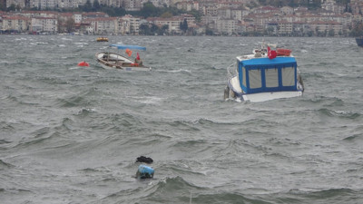 Tekneler suya gömüldü. Dev dalgalar sahili adeta dövdü
