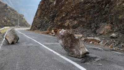 Artvin-Ardahan karayolunda heyelan