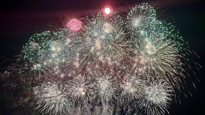 Havai fişek festivali renkli görüntüler oluşturdu