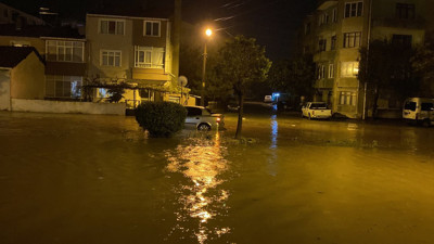 Uzunköprü'de yağış yolları göle çevirdi