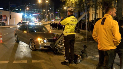 Kazaya müdahale eden polise çarpıp kaçtı