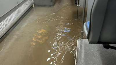 Halk otobüsünü su bastı. Sağanak fena vurdu