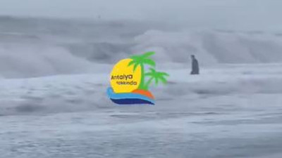 İntihar eden adamın yardımına koşacaklarına videosunu çektiler