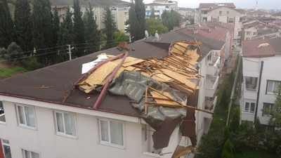 Binanın çatısı karşı binanın çatısına uçtu