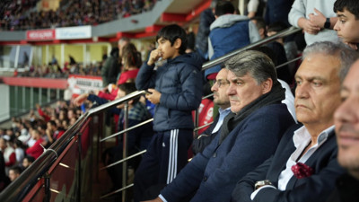 Beşiktaş Başkan Adayı Serdal Adalı yağmur altında oynanan Samsunspor Beşiktaş maçını stattan takip etti