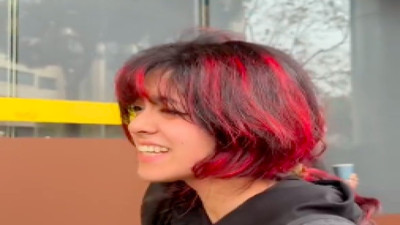 İran'da kadın öğrenciler yasağı delip saçlarını açtılar