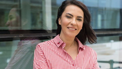 Yeşim Salkım Ümit Özdağ ile pozuna gelen tepkilere kızdı. Siyasete gireceği iddia edilmişti