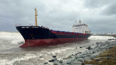 Artvin'de yük gemisi karaya oturdu