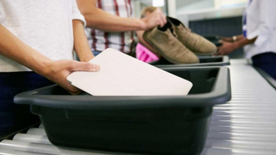 Dizüstü bilgisayarlar neden havaalanı güvenliğinden geçerken çantadan çıkarılır?