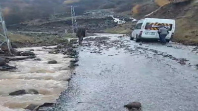 Muş'ta heyelan. Köy yolu ulaşıma kapandı