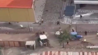 Sinirlenen kepçe operatörü çalışma arkadaşlarını kepçeyle kovaladı