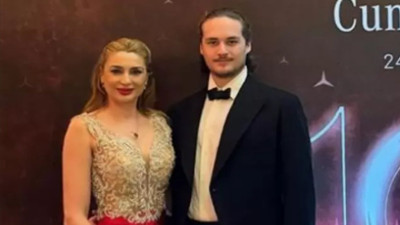 Kendinden 22 yaş küçük sevgilisiyle poz verdi. Tarkan'ın eski sevgilisi olarak tanınmıştı