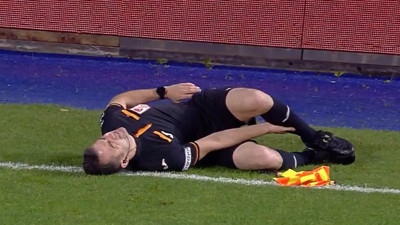 Süper Lig'de bir hakem sakatlığı daha yaşandı! Kendini yere bıraktı