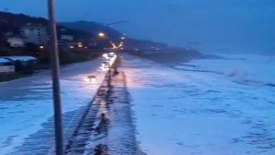 Çayeli'nde sahil yolunda çift şerit deniz altında