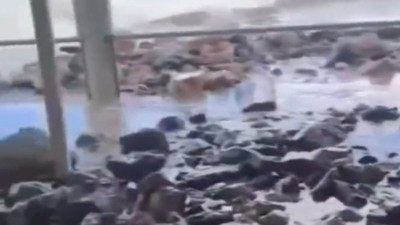 Deniz taşıp kafenin içine kayaları topladı