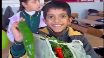 Öğretmenine hediye olarak topladığı sebzeleri götürdü