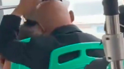 Olmayan saçını taradı